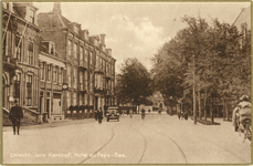 489 Gezicht op het Janskerkhof te Utrecht met (links van het midden) het Hotel des Pays Bas (Janskerkhof 10).